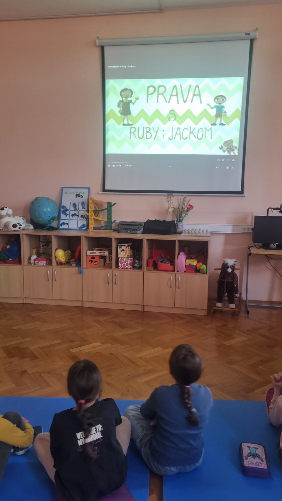 1. razred, gledanje crtanog filma o pravima.jpg