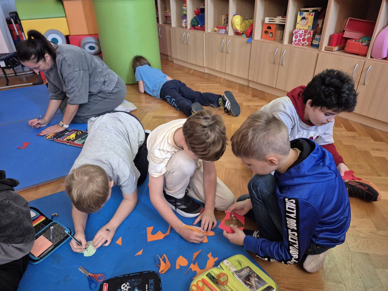 2. razerd, izrezivanje srca.jpg