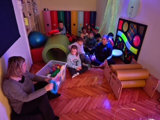 “Dotakni priču” u znaku šarenih čarapa i inkluzije